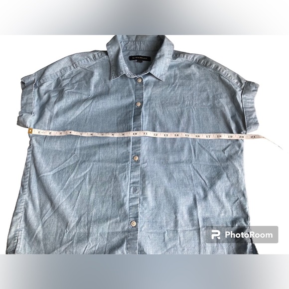 Banana Republic Short Cap Sleeve Chambray Denim Button Down Top. Size Small. - Picture 4 of 6